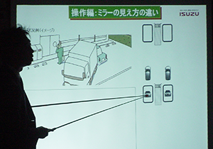 入社後は座学で基本的な事を指導。